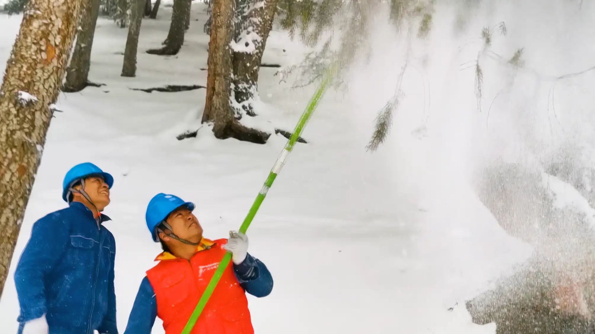 供电积极应对暴雪降雪天气电力工人巡检抢修