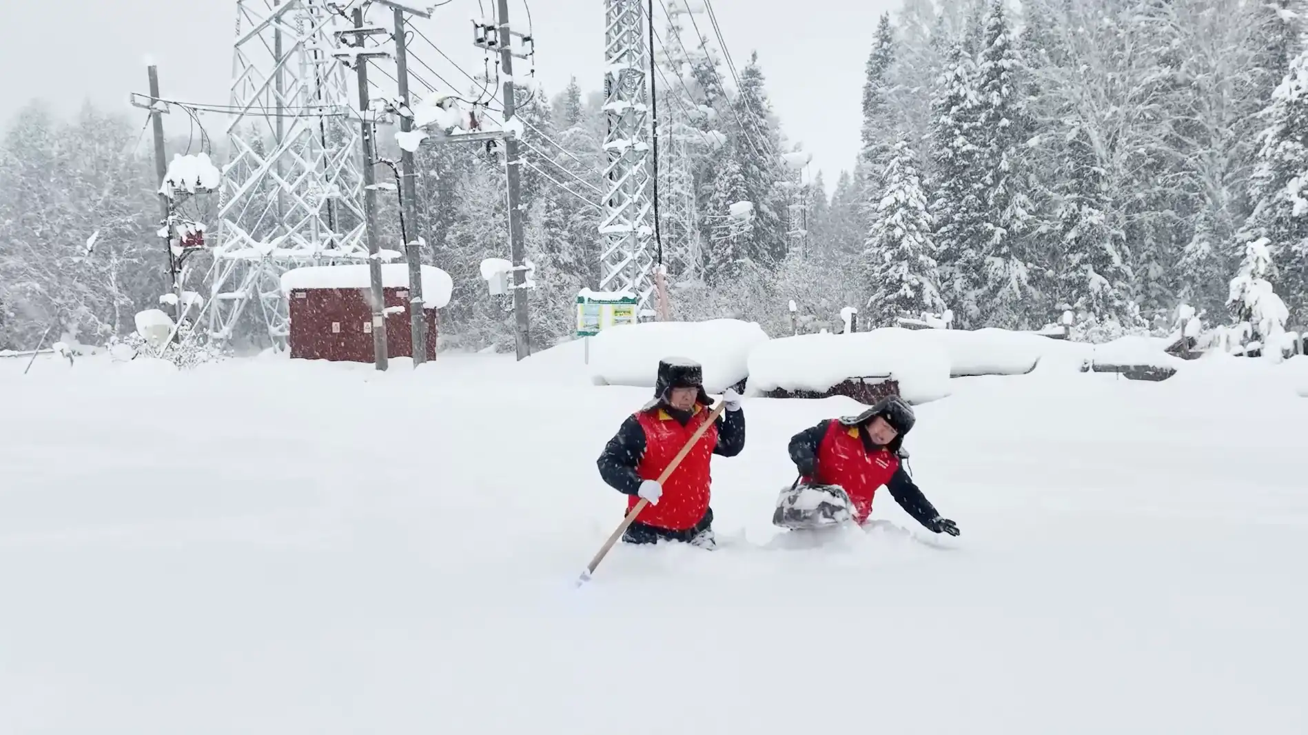 国家电网 新疆阿勒泰 暴雪电力抢救