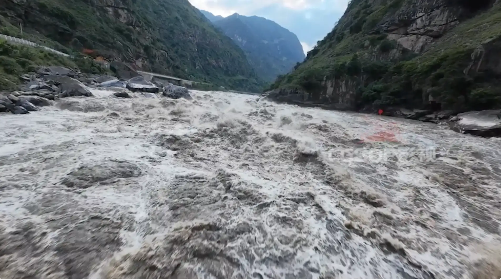 怒江大峡谷穿越机航拍