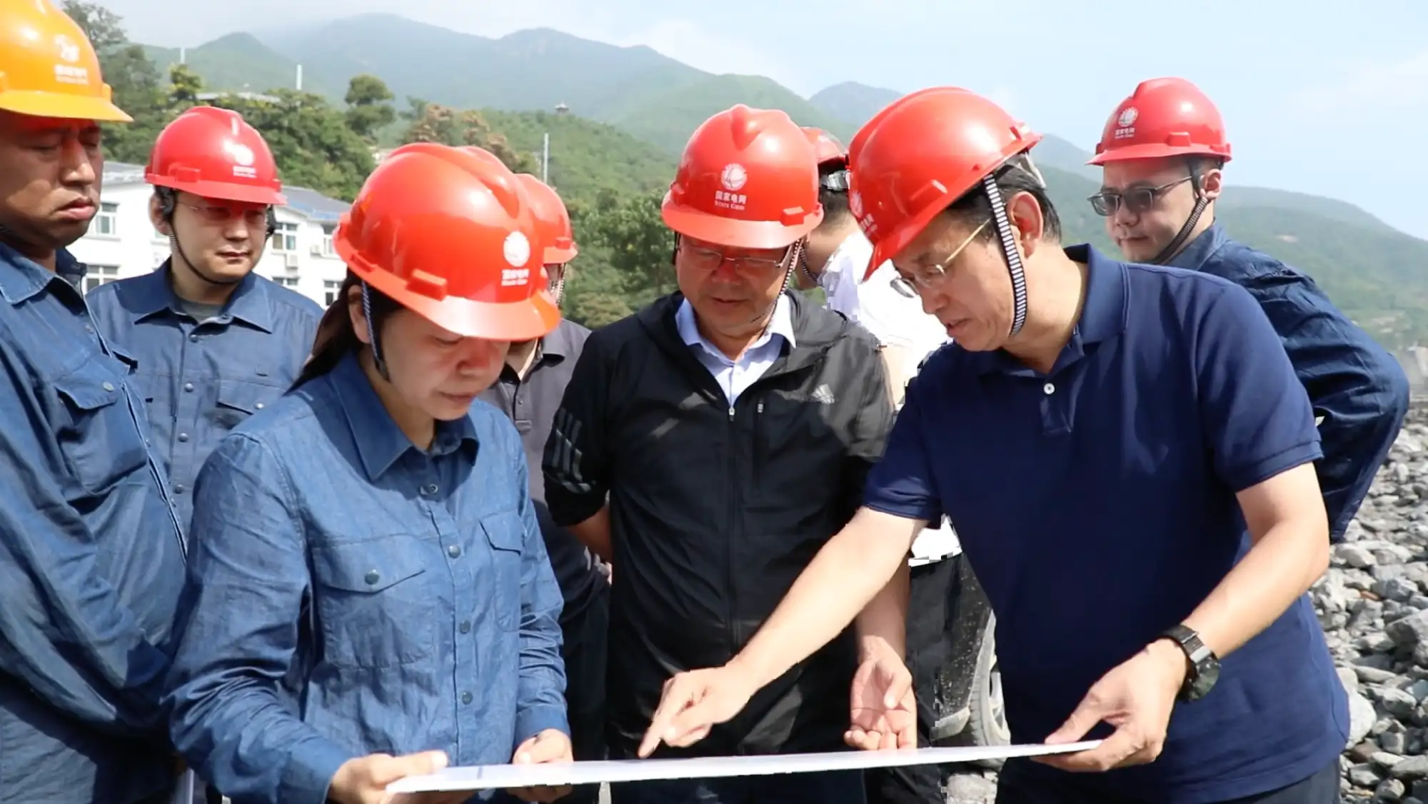 灾后电力抢修现场纪实电力工人抢修受损线路
