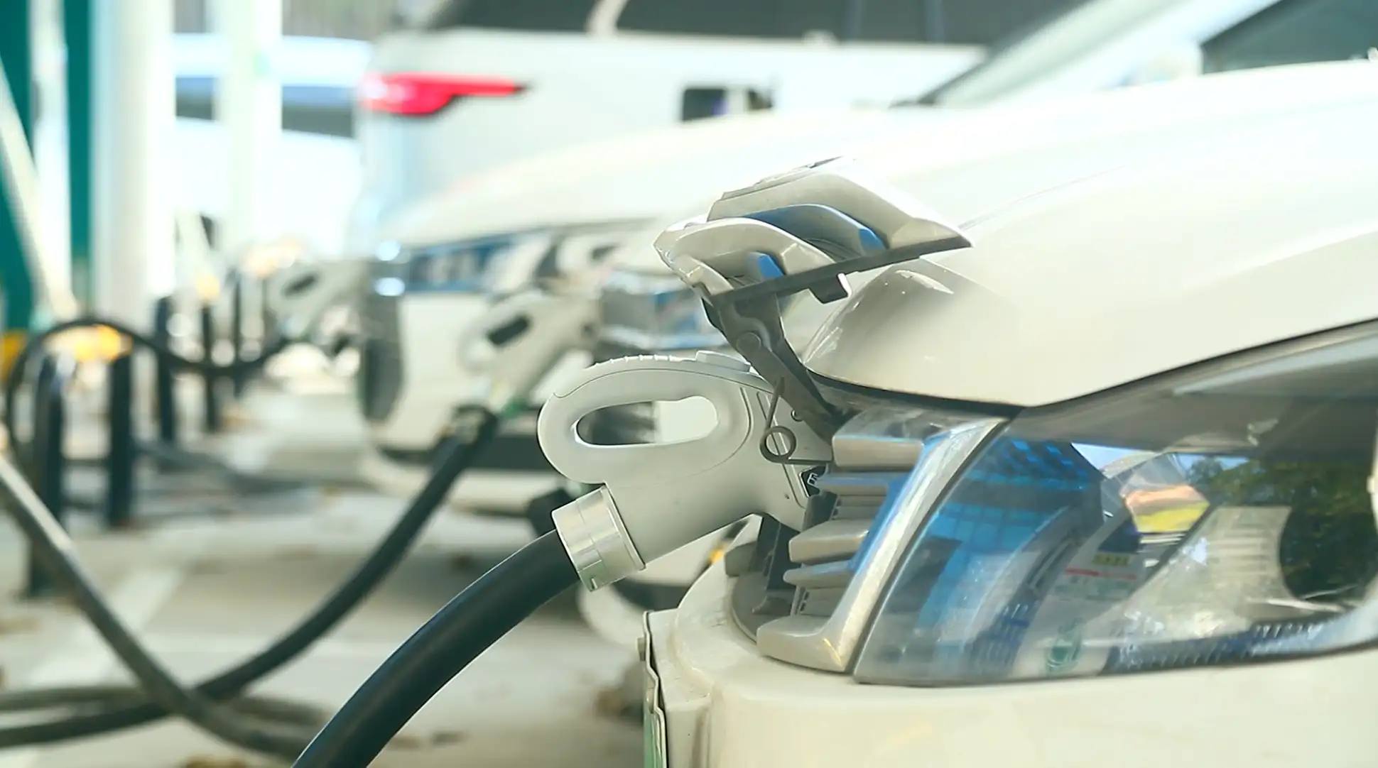 新能源汽车充电桩科技城市智慧城市环保汽车