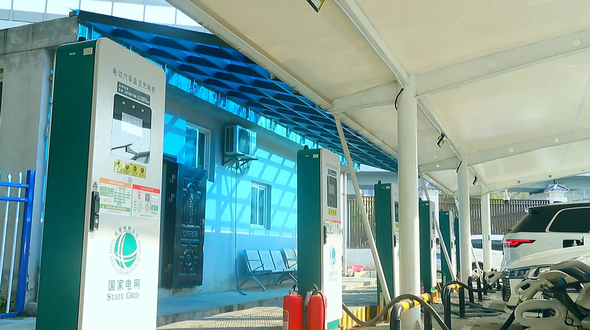 新能源汽车充电桩科技城市智慧城市环保汽车
